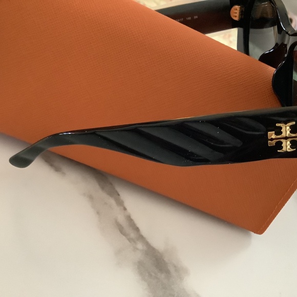 NWT.   Tory Burch sunglasses - Picture 12 of 16